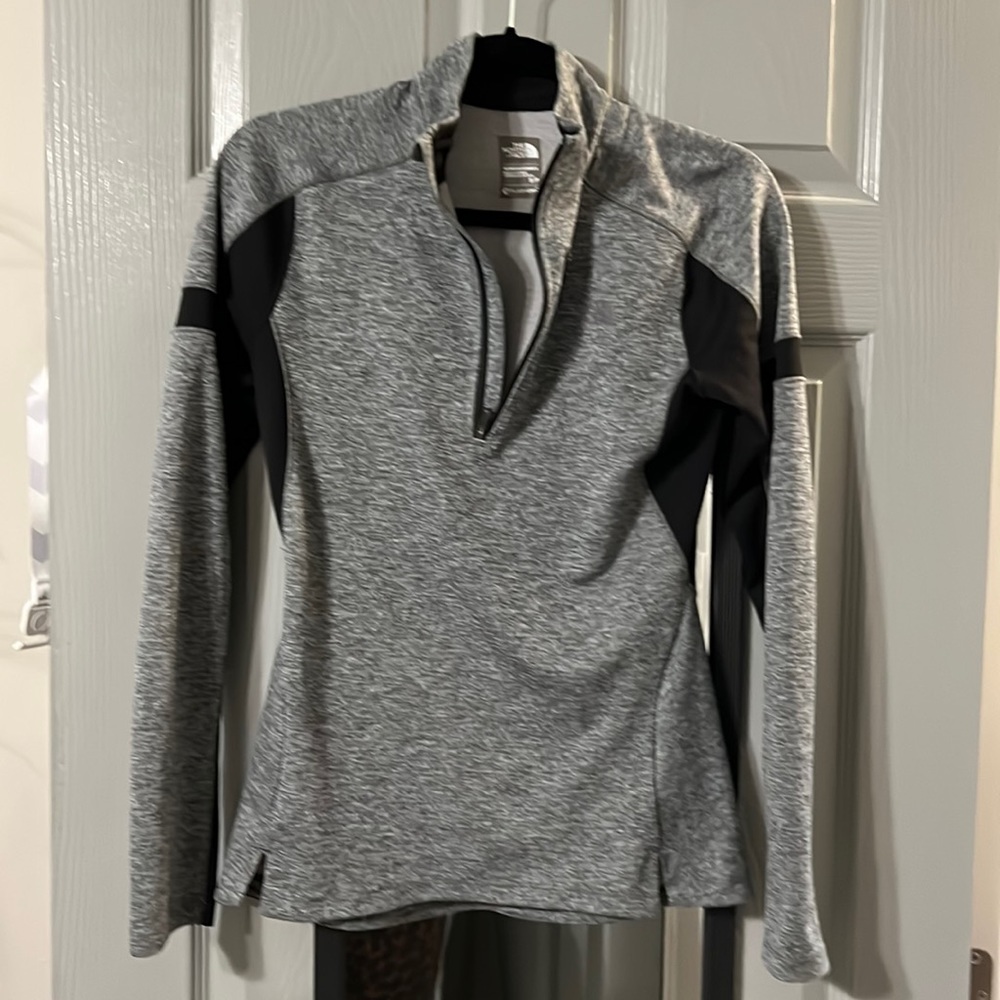Women’s north face pull over quarter zip lightweight gray size small